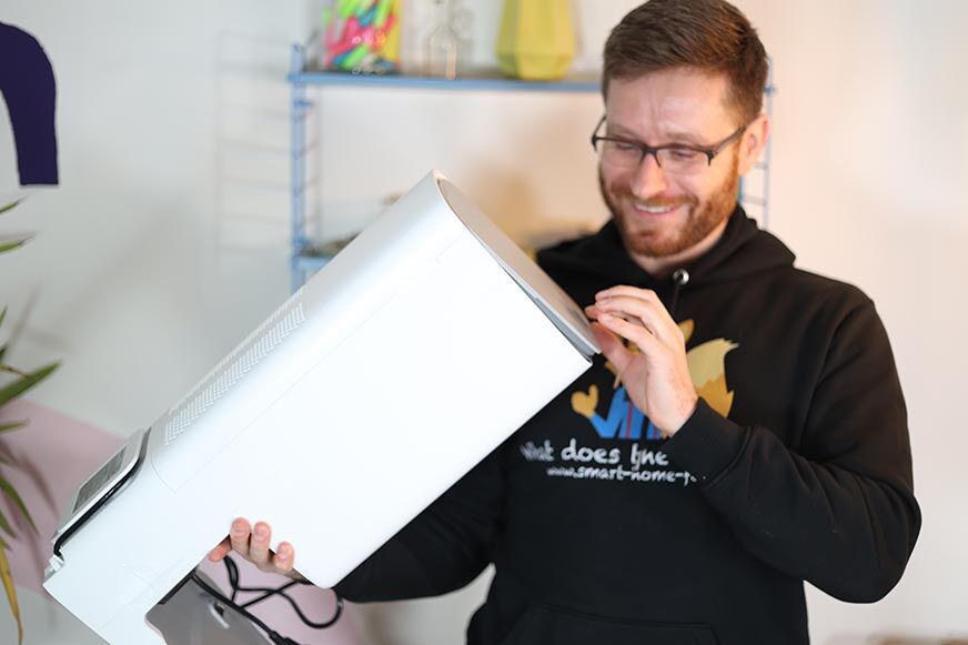 Die Absaugstation des Samsung Jet Bot AI+ wird in den Händen gehalten.